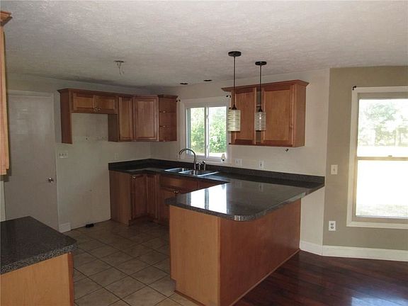 4th image of 12 Alicia Cir