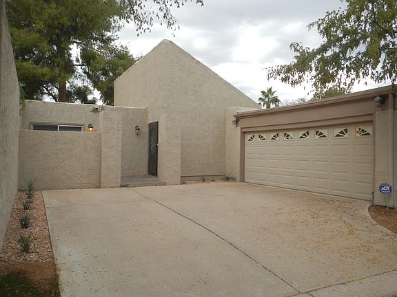 3 driveway spots, 2 garage