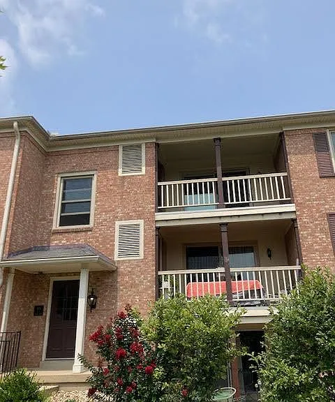 991 Manor Ln — Photo 1