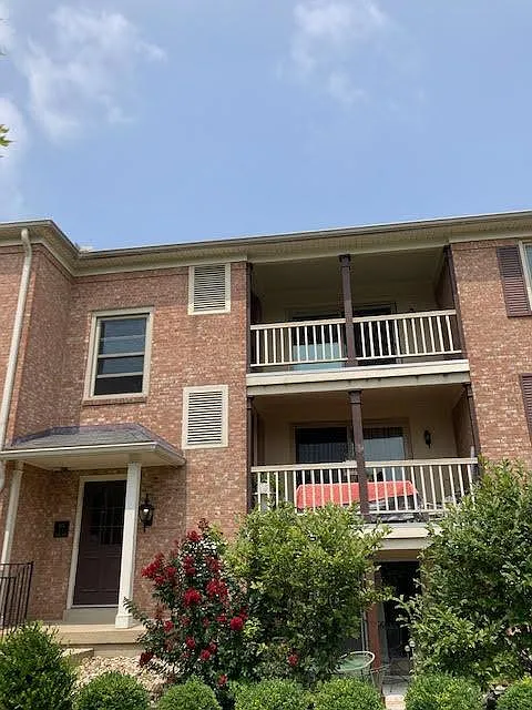 991 Manor Ln