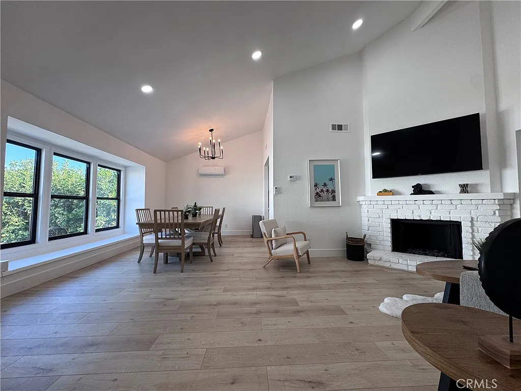 2 bed, 1100 sqft, $5,500 — Photo 3