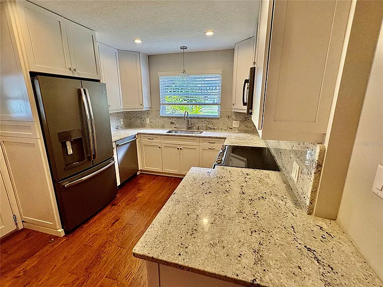 438 Lakeview Ave — Photo 3