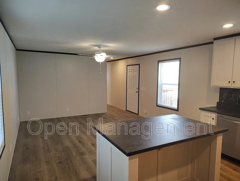 3 bed, 2.0 bath, 1120 sqft, $1,049 — Photo 3