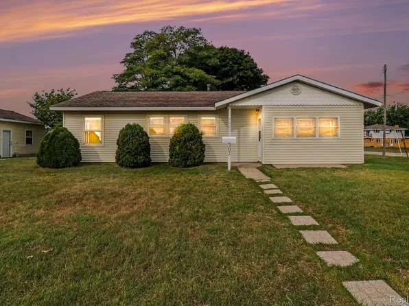 302 S Ferry St, Ludington, MI 49431