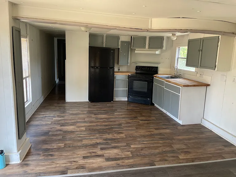 3302 Lake Dr — Photo 1