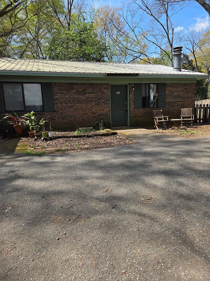 2 bed 1 bath duplex on Barber St. — Photo 2