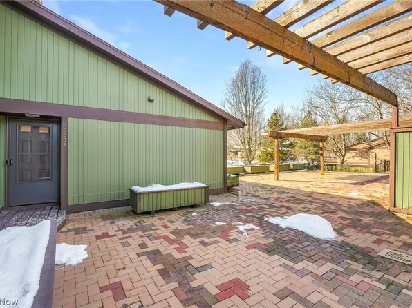 17639 Walnut Trl, Chagrin Falls, OH 44023