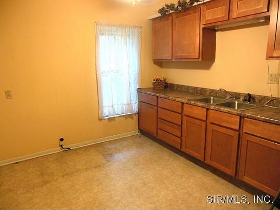 5th image of 204 E Washington St