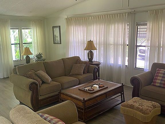 3rd image of 827 Cape Haze Ln
