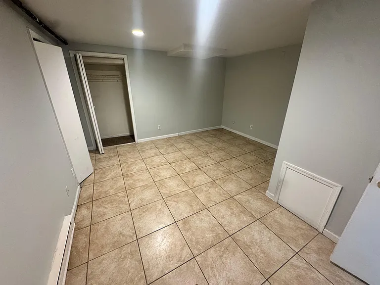 305 W 18th St #BASEMENT — Photo 4