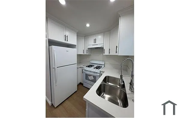 Building Photo - 1348 E 23rd St #4