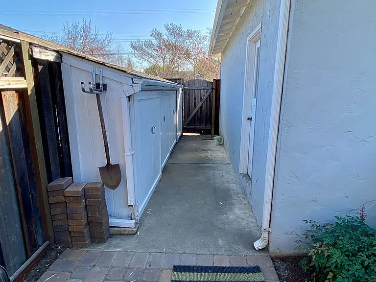 1052 Clark Ave — Photo 27