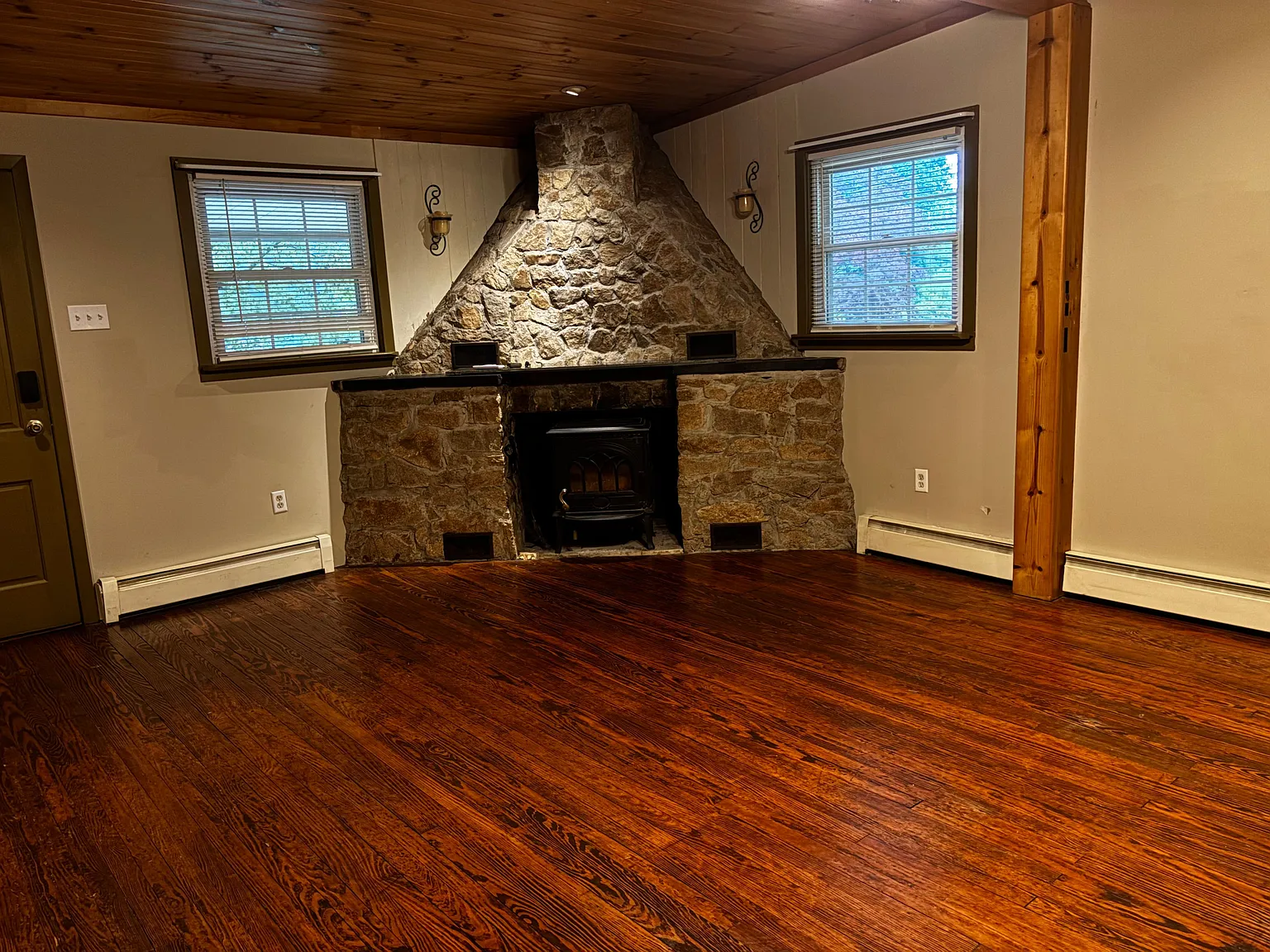 3 bed, 1.0 bath, 1364 sqft, $2,400 — Photo 4