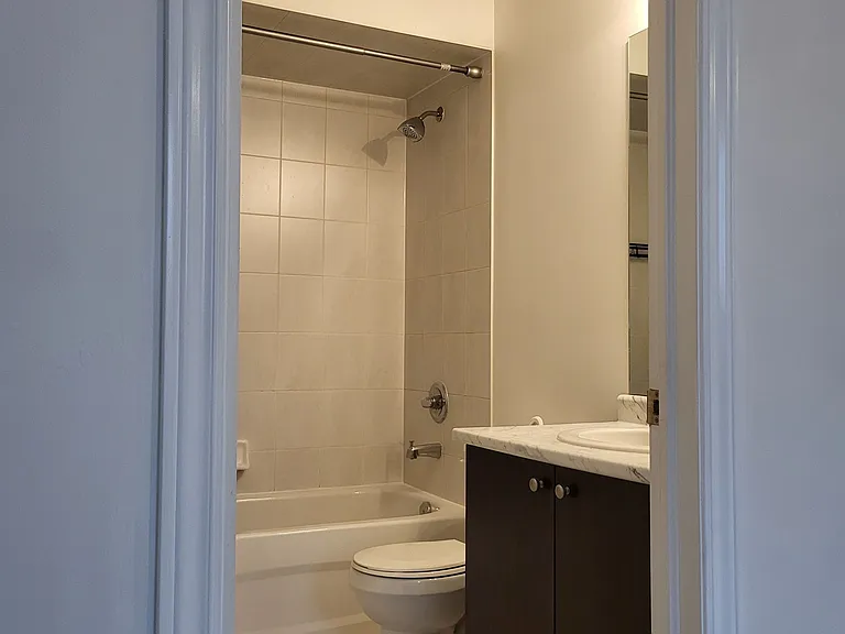 715 Agnew Cres #UPPER — Photo 23