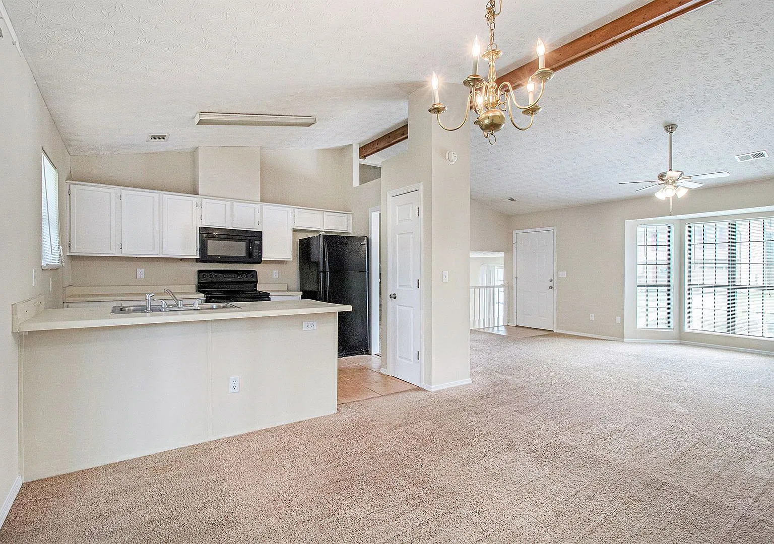 4 Bedroom 3 Bath Home — Photo 4