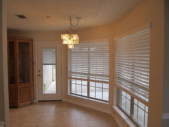 Dining Area (new cordless blinds, 6)
