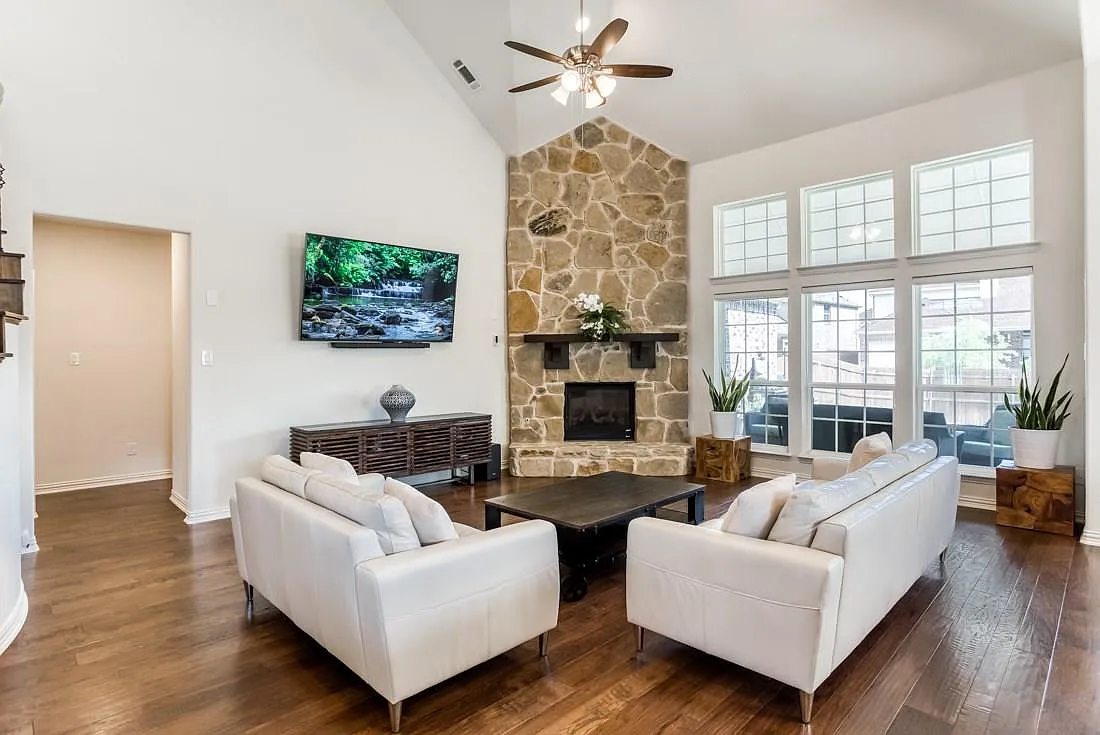 4 bed, 3299 sqft, $3,599 — Photo 3