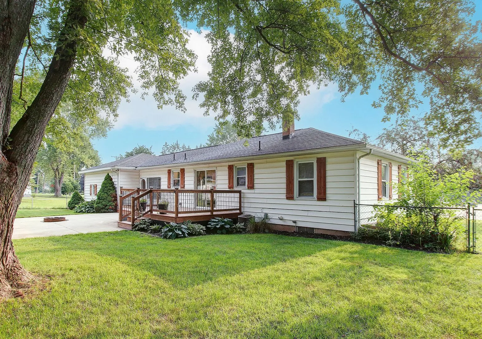 3 Bed 2 Bath With Garage And Large Fenced Yard — Photo 2