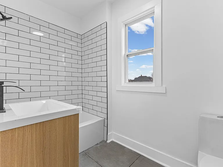 2554 Parker St — Photo 11