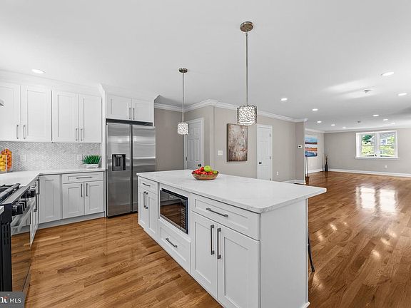 5th image of 1023 E Haines St