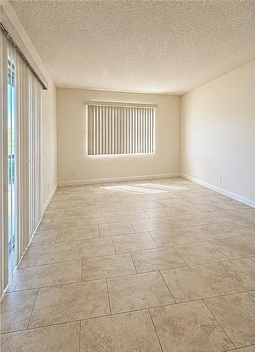 3 bed, 2.5 bath, 1294 sqft, $3,950 — Photo 4