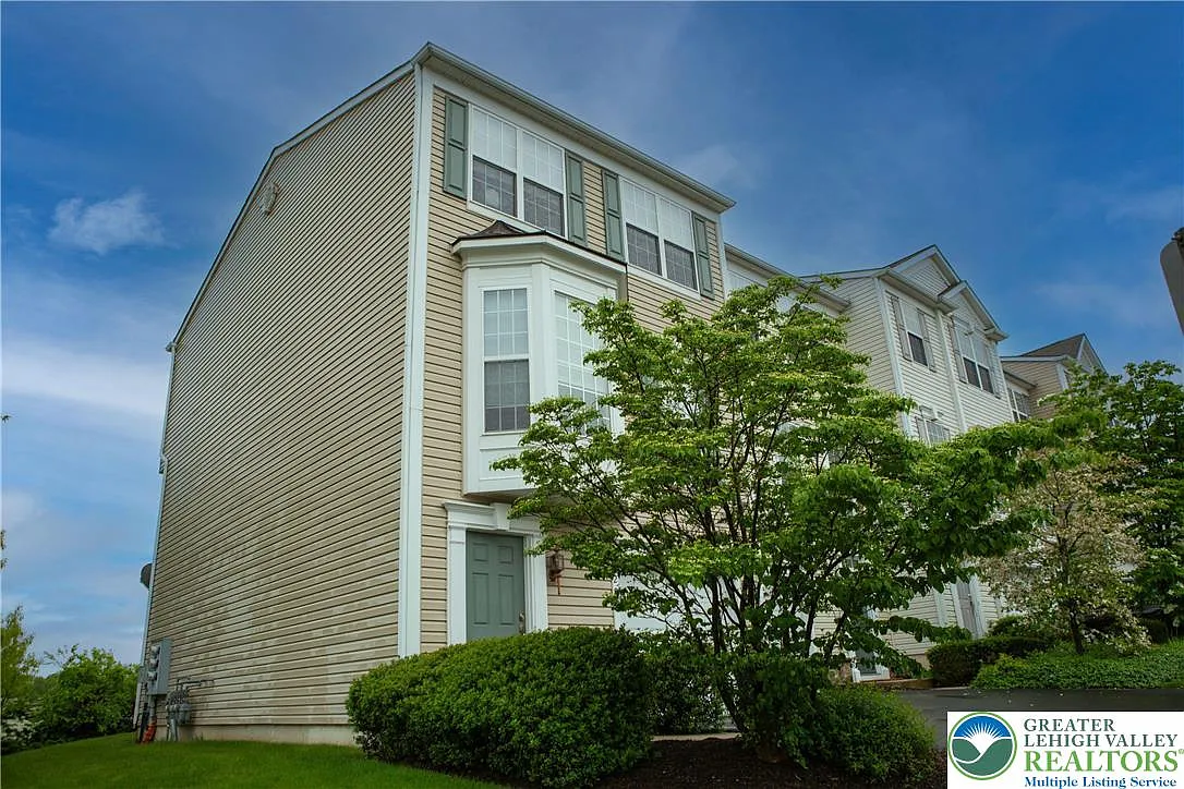 4 bed, 2.5 bath, 2032 sqft, $2,650 — Photo 2