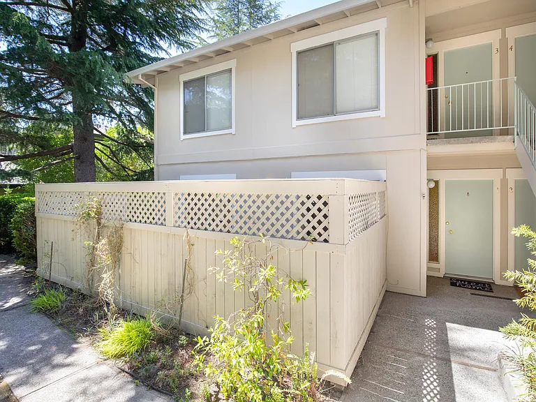131 Ascot Ct #1 — Photo 2