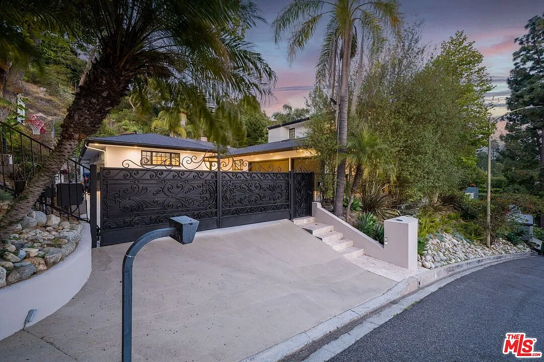 6 bed, 7.0 bath, 5000 sqft, $29,000 — Photo 2