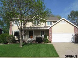 811 Wilshire Ln, Papillion, NE 68046