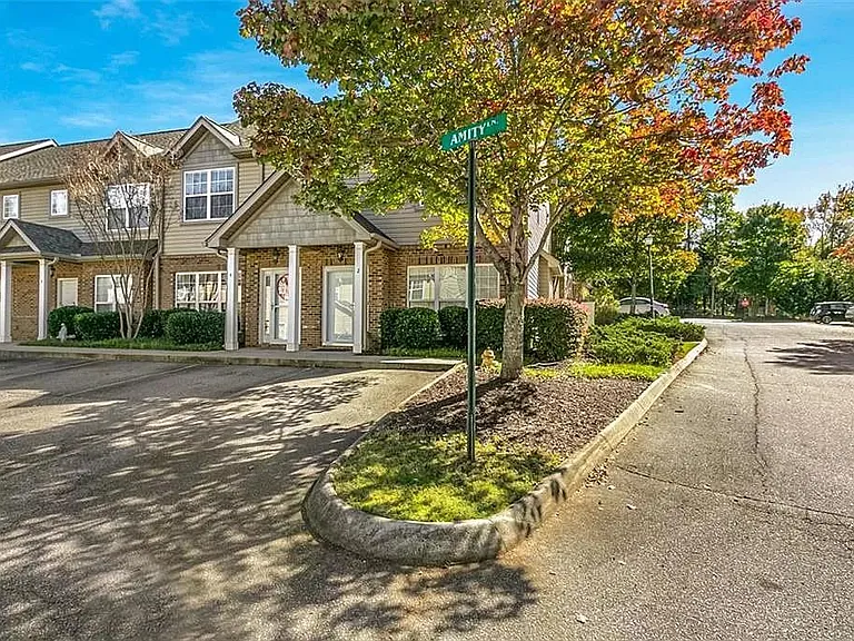 8 Amity Ln — Photo 1