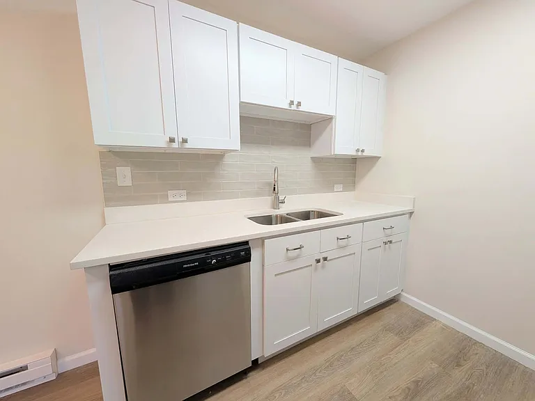 575 E Oak St — Photo 10