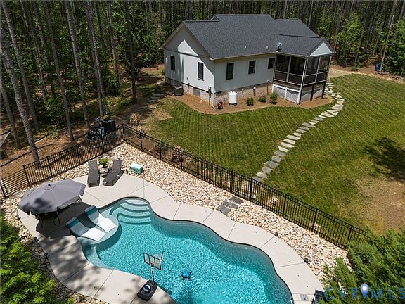 2nd image of 2253 Chapel Hill Rd