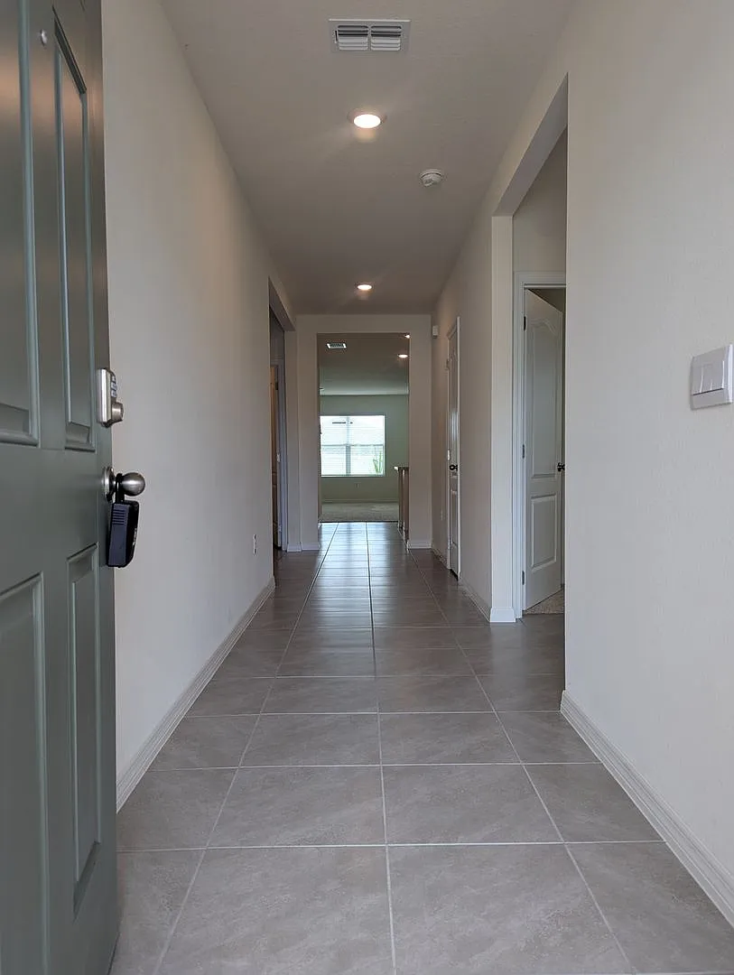 Beautiful 3 Bedroom, 2 Bathroom Home for Rent! — Photo 2