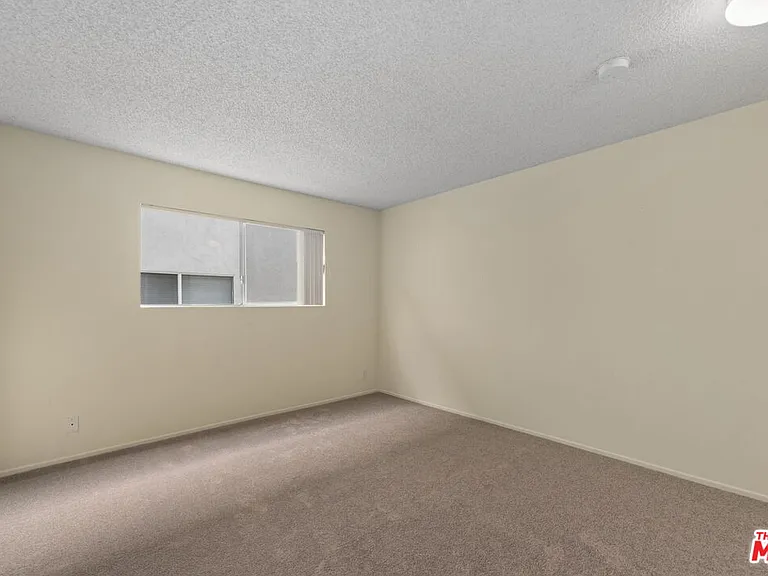 18555 Collins St #C11 — Photo 7