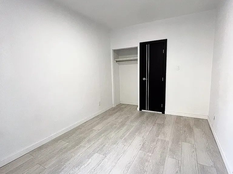 230 E 14th St #1R — Photo 5