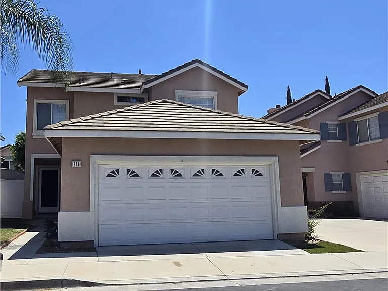 881 Bramble Ln — Photo 1