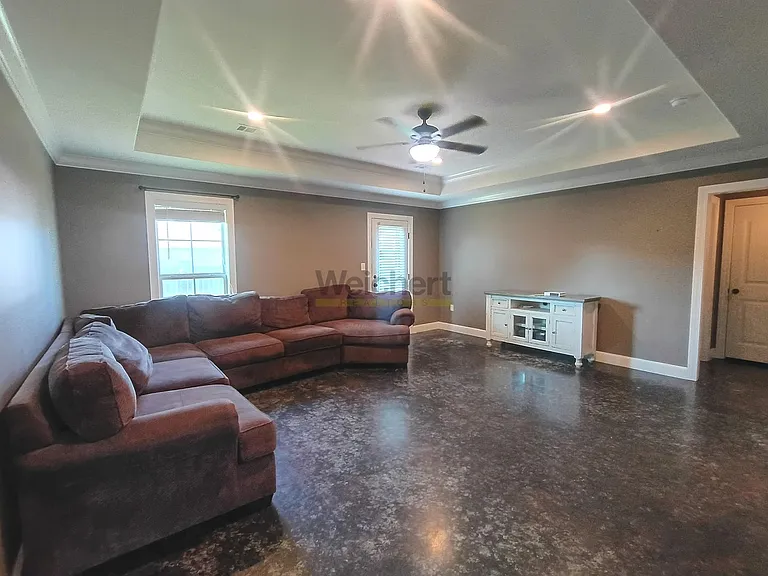 1112 Gregory Ct — Photo 4