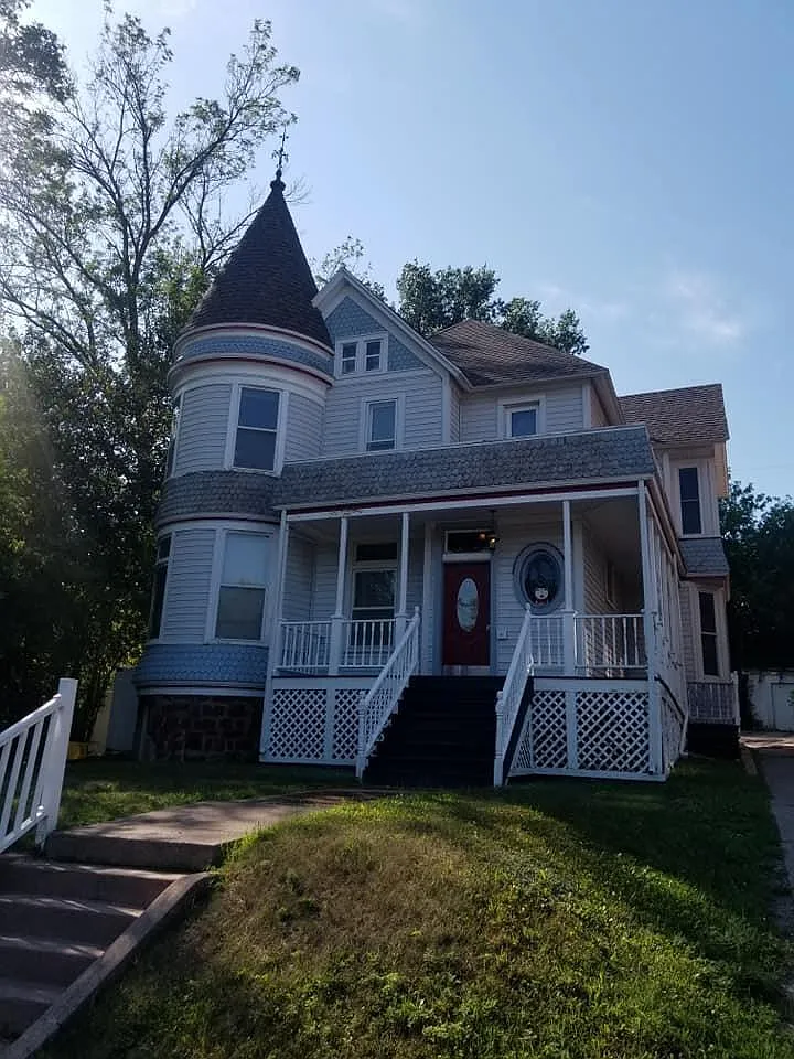 1727 E Superior St — Photo 1