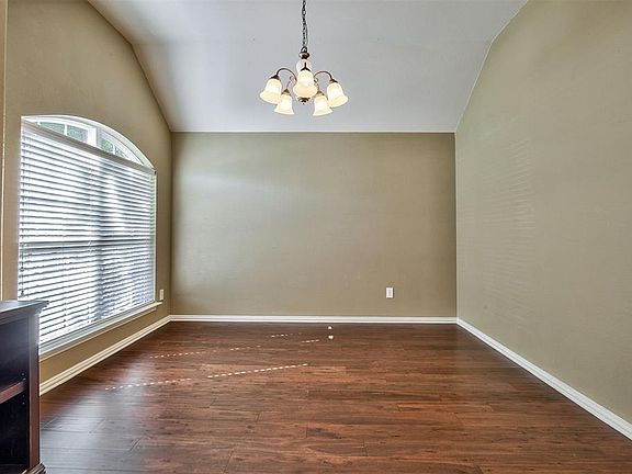 4th image of 2333 Sunshine Dr