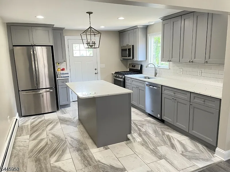 3 bed, 1.0 bath, $3,750 — Photo 3