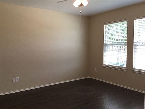 3rd image of 906 Honey Hollow Dr