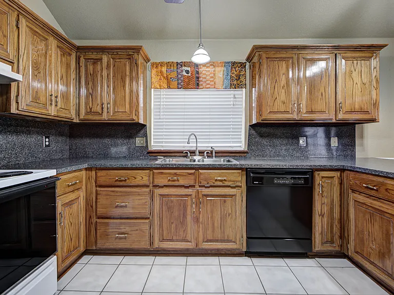 2912 Edinburg Dr — Photo 17