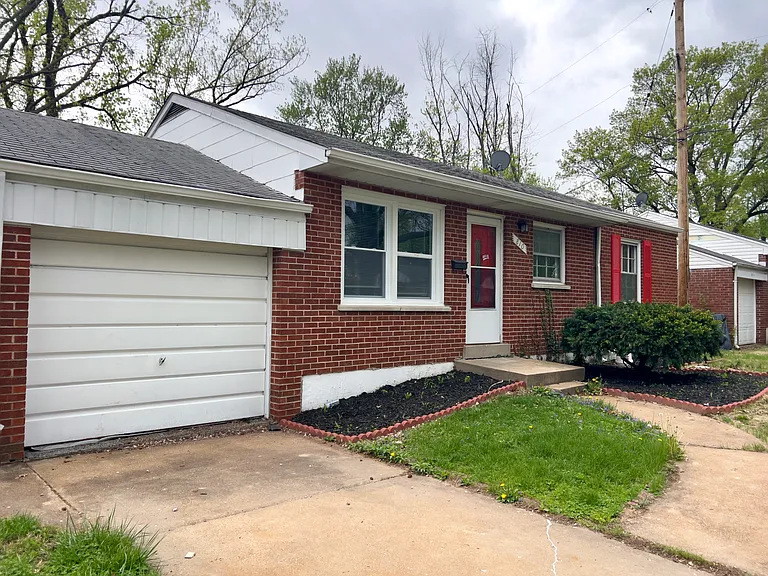 810 Teurville Dr — Photo 2