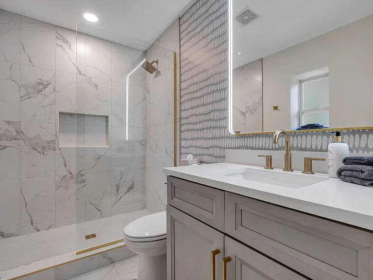 2412 Surrey St — Photo 11