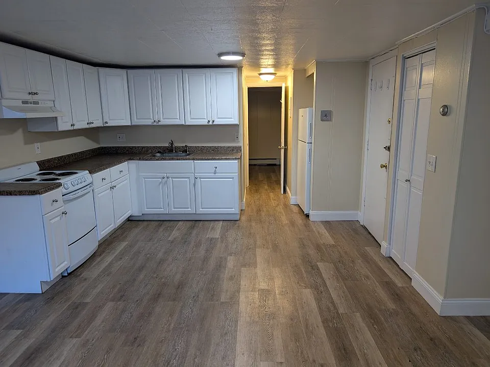 Kitchen (angle 1)