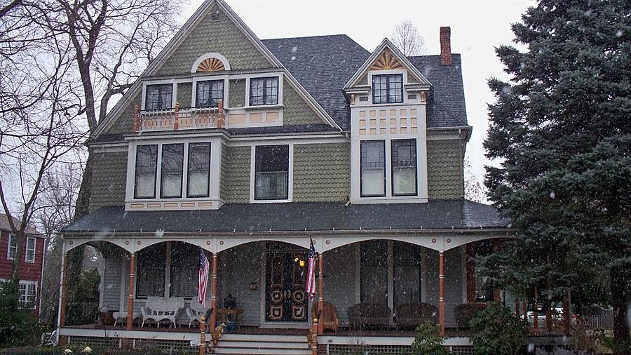 1st image of 207 Main St