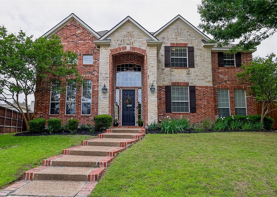 Traditional-style home with well manicured front yard