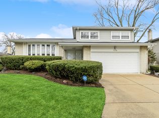 2406 E Michael Manor Ln, Arlington Heights, IL 60004