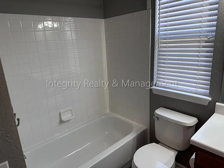 1041 Laurenwood Ln — Photo 35