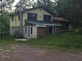 220 Lower Grandview Rd, Cresco, PA 18326